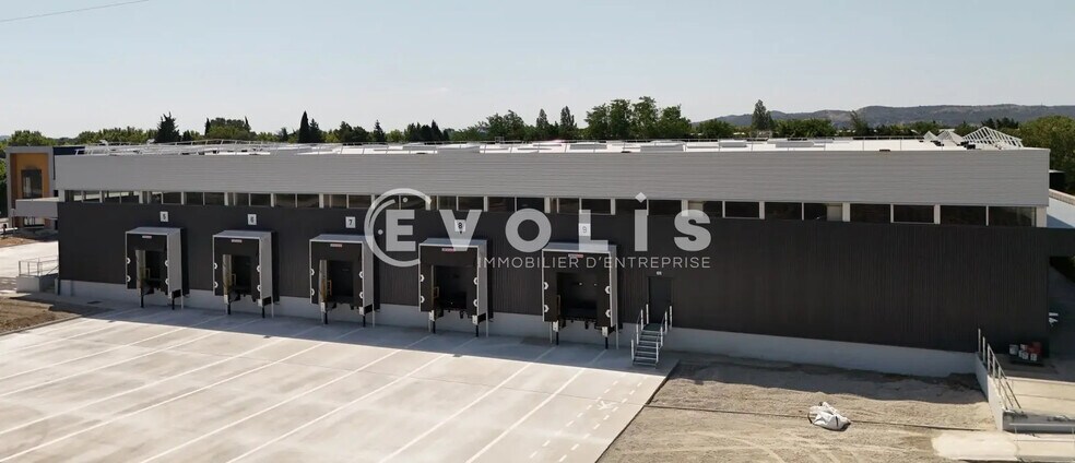 Local d’activités dans Avignon à louer - Photo de l’immeuble – Image 2 sur 10