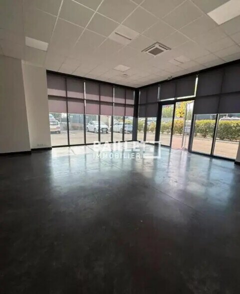 Local commercial dans Fréjus à louer - Photo de l’immeuble – Image 2 sur 4