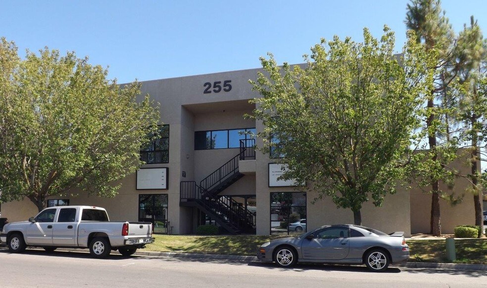 255 W Fallbrook Ave, Fresno, CA à louer - Photo principale – Image 1 sur 2