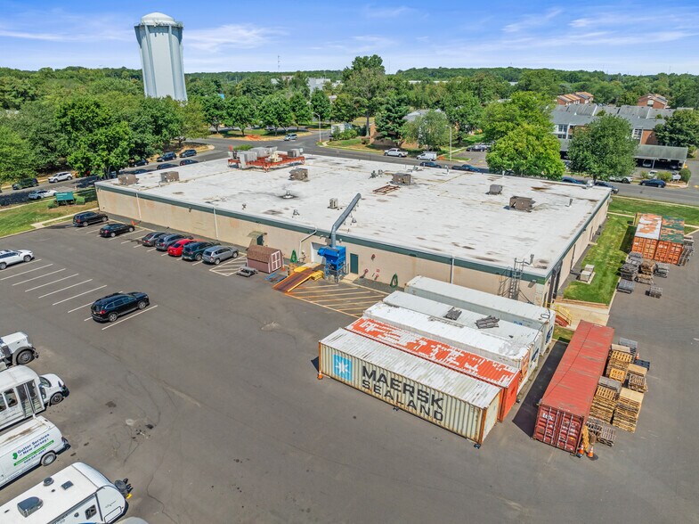 55 Lake Dr, East Windsor, NJ à vendre - Photo de l’immeuble – Image 3 sur 5