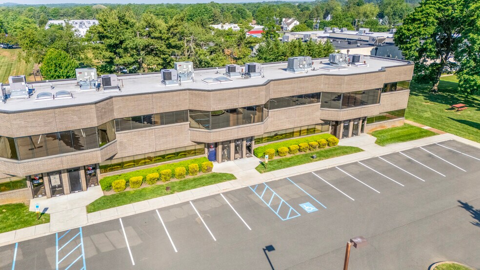 2 Hartford Dr, Tinton Falls, NJ à vendre - Photo de l’immeuble – Image 3 sur 22