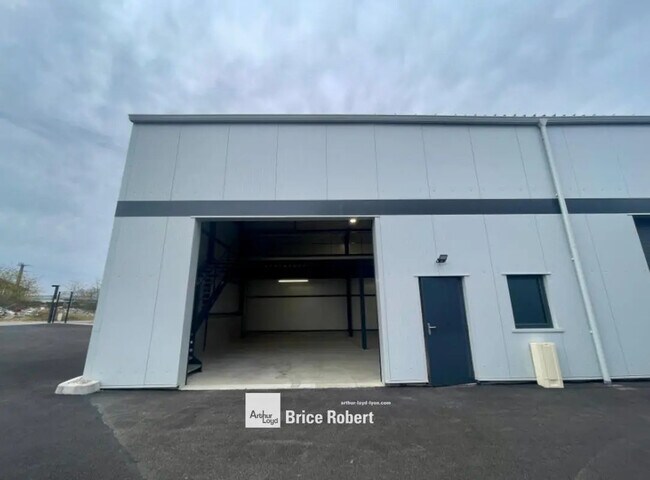 Plus de détails pour 26 Rue Du 8 Mai 1945, Chavanoz - Local d'activités à louer