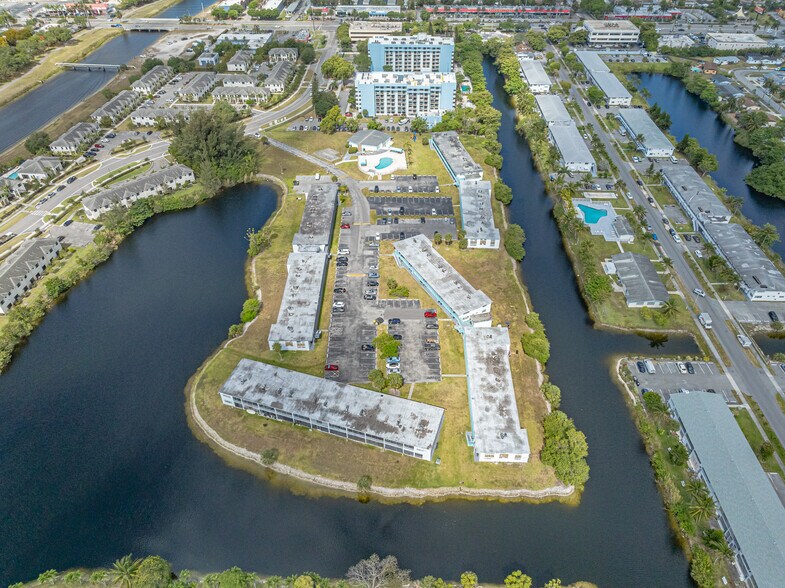45 NW 203rd Ter, Miami, FL à vendre - Photo de l’immeuble – Image 3 sur 5