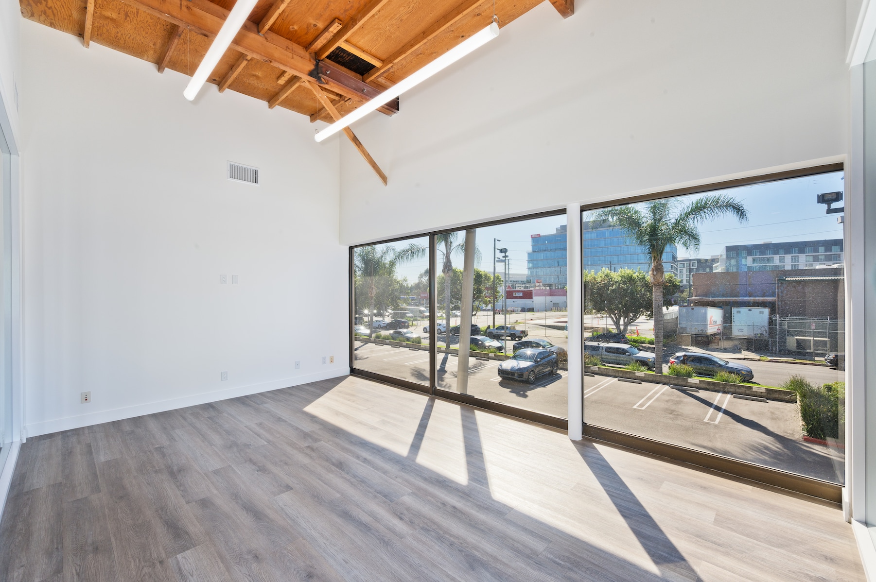 2036-2048 Armacost Ave, Los Angeles, CA à louer Photo intérieure– Image 1 sur 3