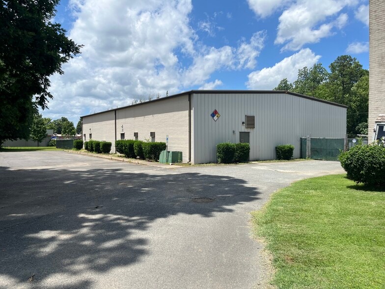 6415 Lakeview Rd, Charlotte, NC à louer - Photo de l’immeuble – Image 2 sur 17