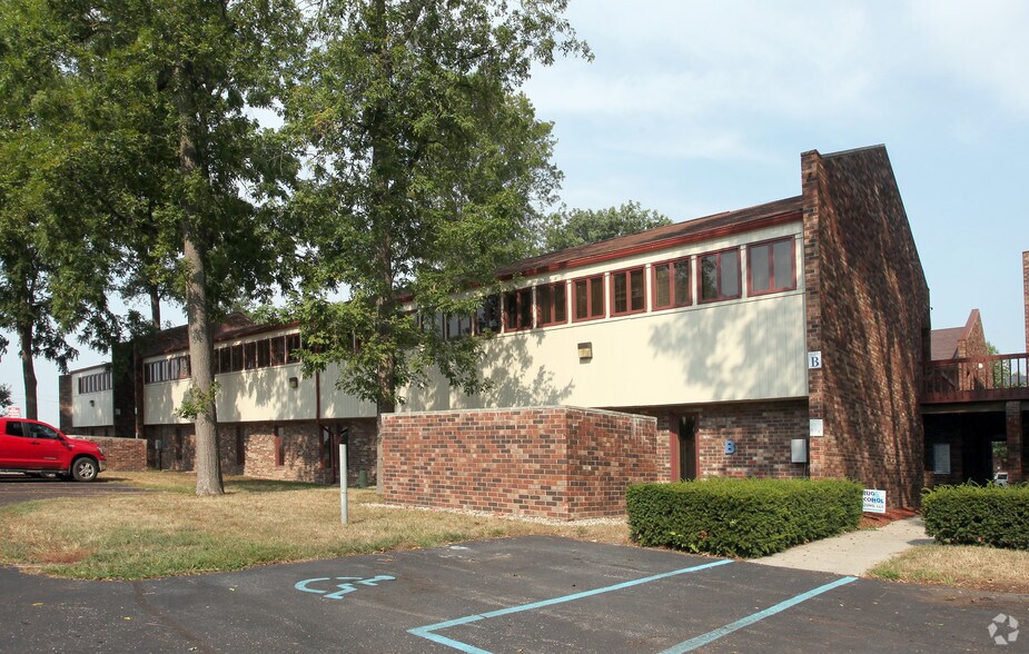 2346 S Lynhurst Dr, Indianapolis, IN à louer - Photo de l’immeuble – Image 3 sur 7