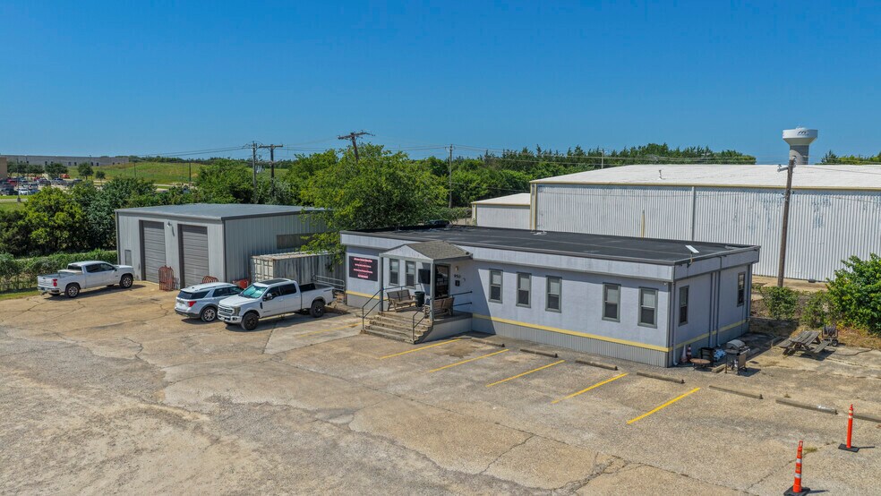950 Trinity Dr, Mansfield, TX à louer - Photo de l’immeuble – Image 2 sur 35