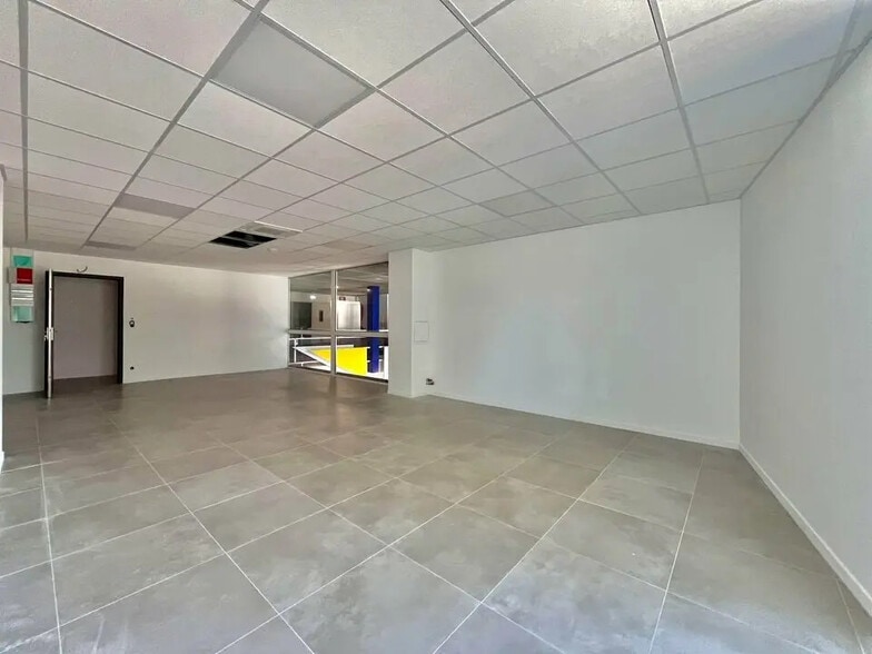 Bureau dans Villeneuve-Loubet à louer - Photo de l’immeuble – Image 3 sur 4