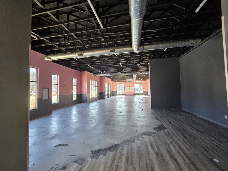 7024 Elizabeth St, Parkville, MO à louer - Photo de l’immeuble – Image 3 sur 15