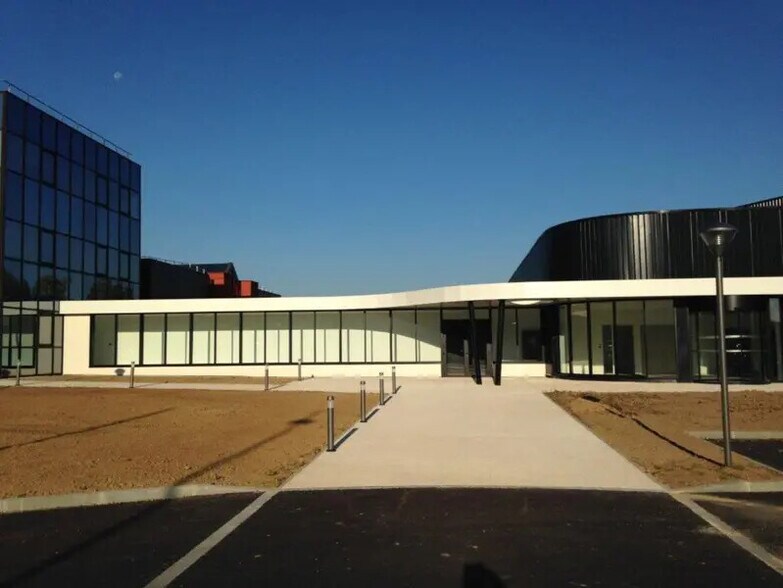 8 Rue Du Maréchal De Lattre De Tassigny, Élancourt à louer - Photo de l’immeuble – Image 2 sur 8
