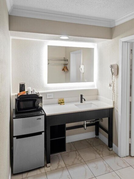 2425 E Merced St, Fresno, CA à louer - Photo de l’immeuble – Image 3 sur 10