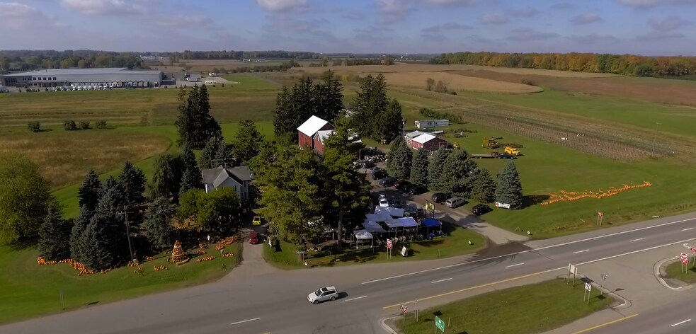 6103 Alpine Ave NW, Comstock Park, MI à vendre - Photo principale – Image 2 sur 12