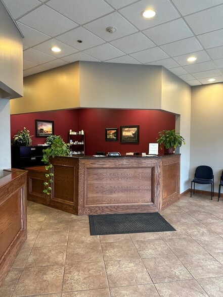 568 Brook Forest Ave, Shorewood, IL à louer - Hall d’entrée – Image 1 sur 3