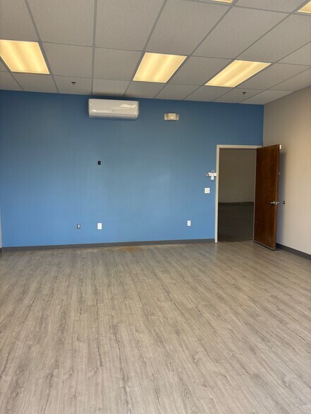 8229 Narcoossee Park Dr, Orlando, FL à louer - Photo de l’immeuble – Image 2 sur 7