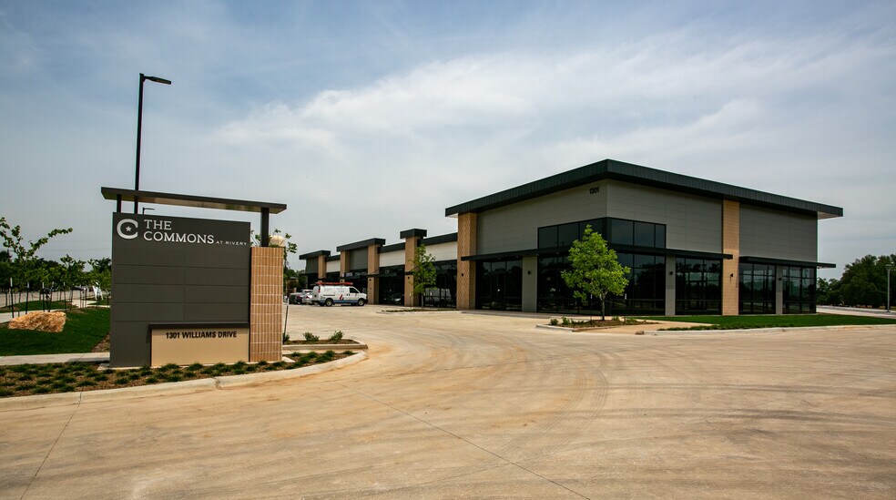 1313 Williams Dr, Georgetown, TX à louer - Photo de l’immeuble – Image 1 sur 53