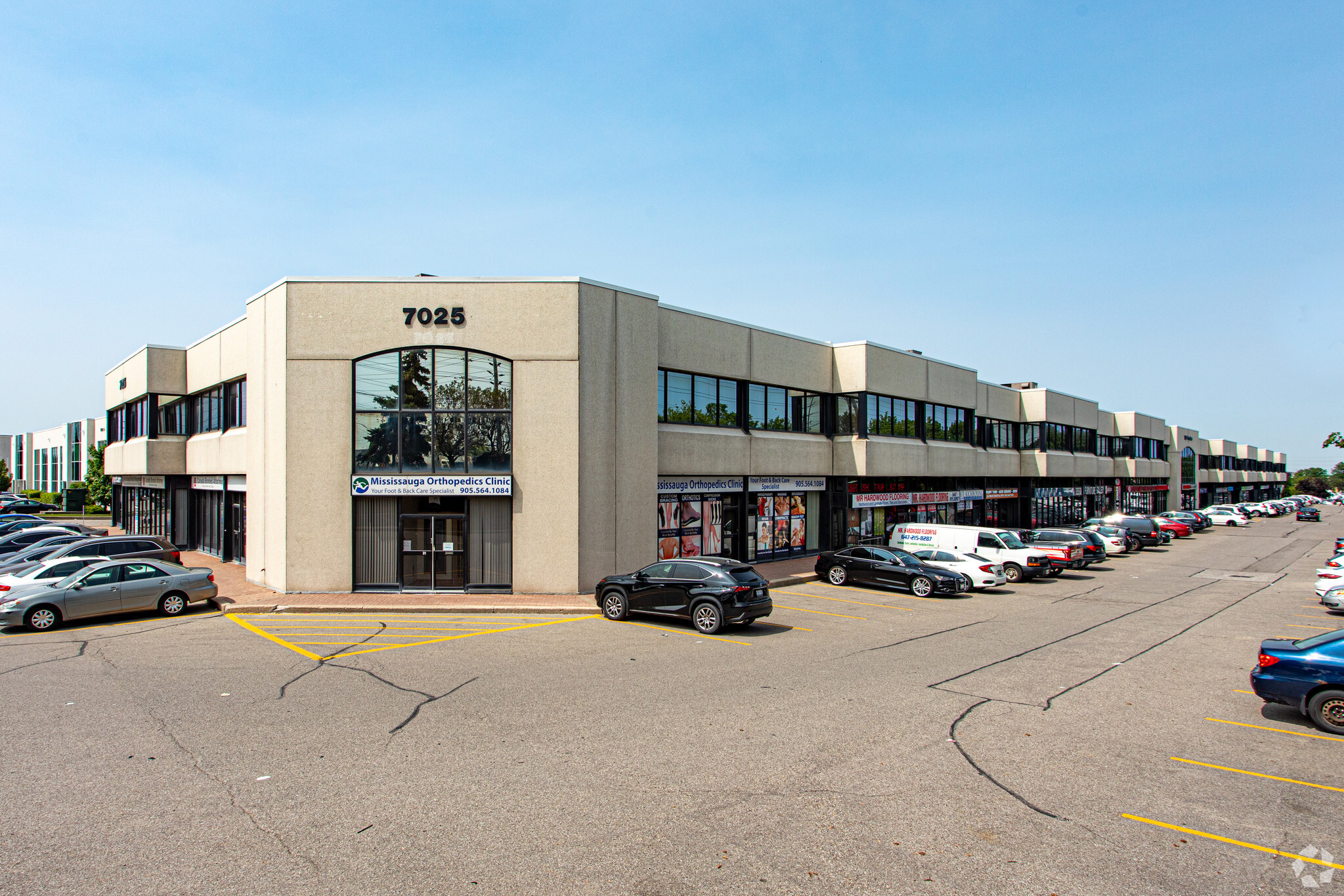 7025 Tomken Rd, Mississauga, ON à louer Photo principale– Image 1 sur 4