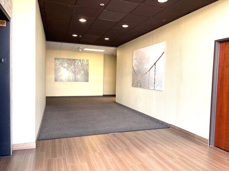 5050 Palo Verde St, Montclair, CA à louer - Photo intérieure – Image 2 sur 20
