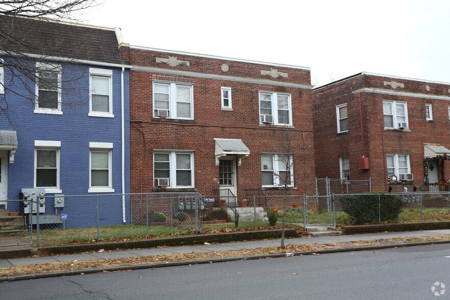 1633 W Virginia Ave NE, Washington, DC à vendre - Photo de l’immeuble – Image 2 sur 5