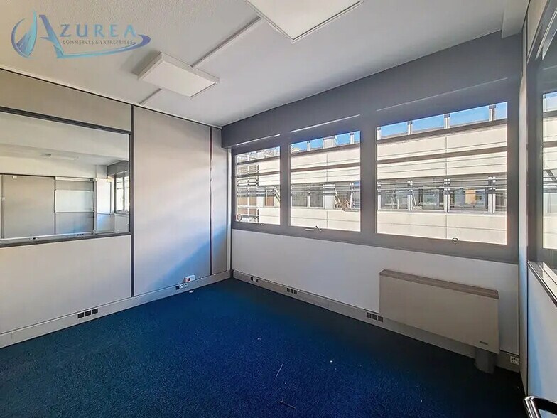 Bureau dans Villeneuve-Loubet à louer - Photo de l’immeuble – Image 3 sur 8