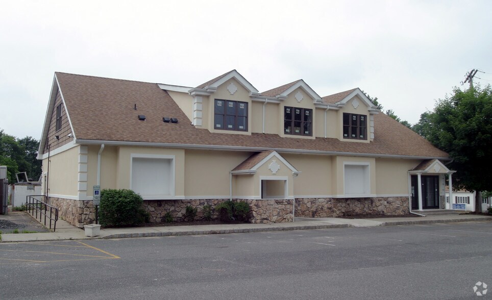 47 Tennent Rd, Morganville, NJ à vendre - Photo de l’immeuble – Image 2 sur 31