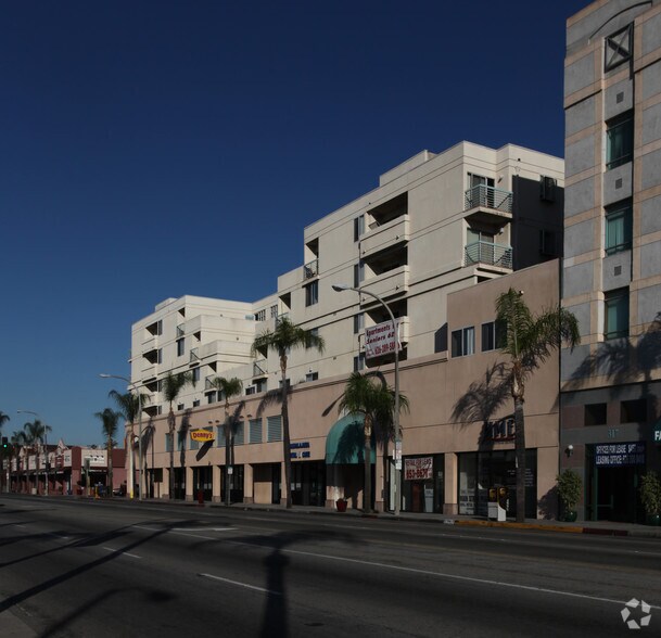 369 W Main St, Alhambra, CA à louer - Photo de l’immeuble – Image 1 sur 31