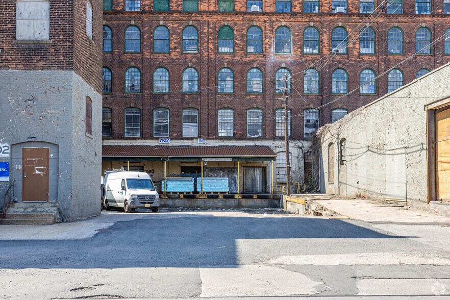 107 Trumbull St, Elizabeth, NJ à louer - Photo de l’immeuble – Image 2 sur 6