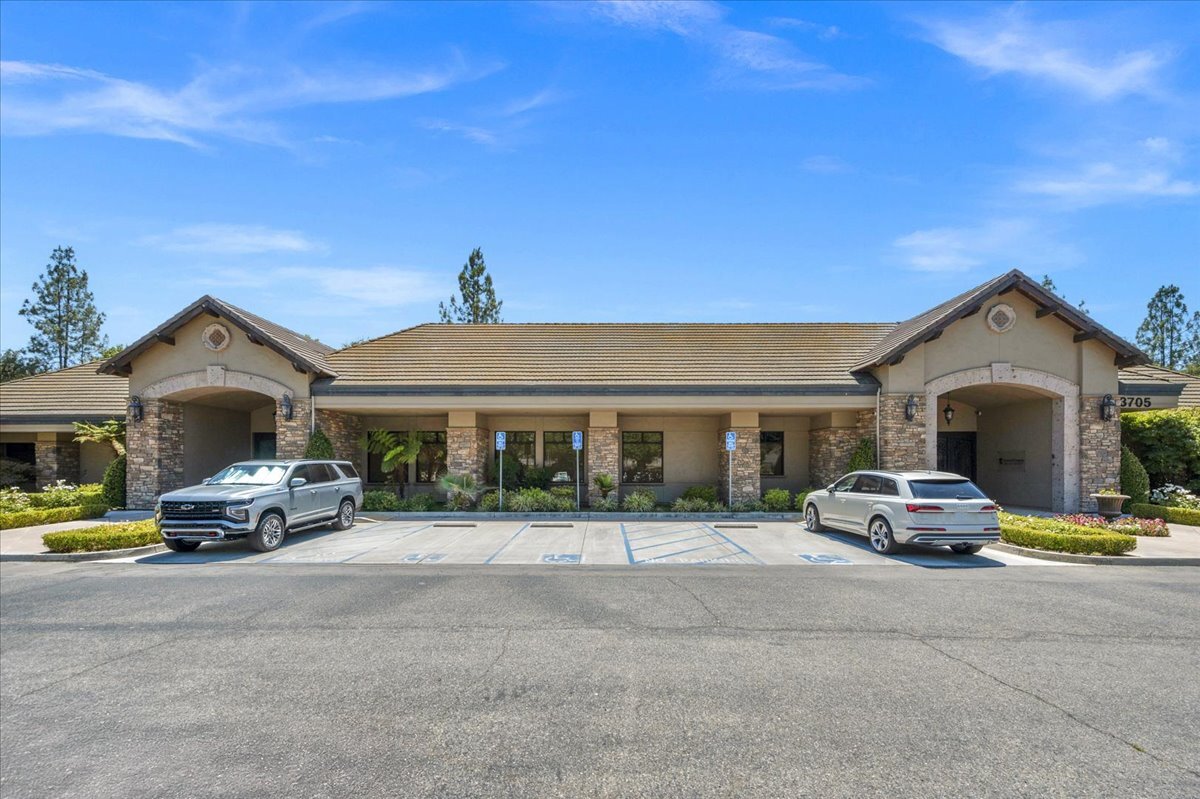 3705 W Beechwood Ave, Fresno, CA à louer Photo principale– Image 1 sur 11