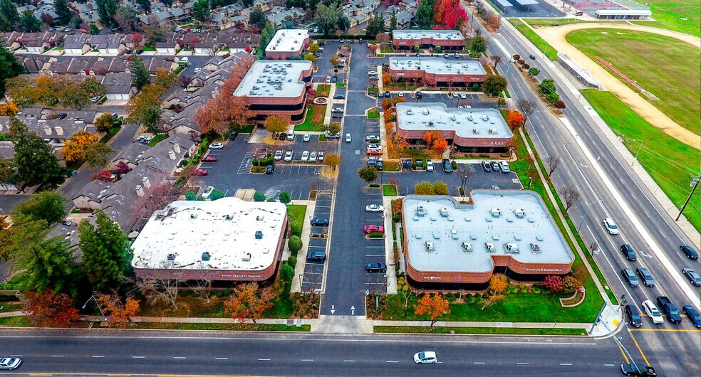 7447 N 1st St, Fresno, CA à vendre - Photo de l’immeuble – Image 2 sur 2