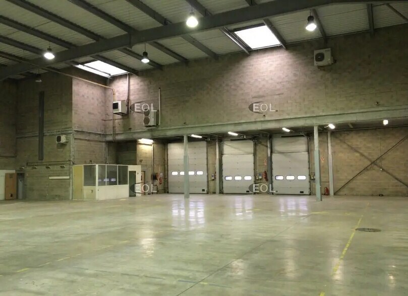 Industriel/Logistique dans Saint-Thibault-des-Vignes à louer - Photo intérieure – Image 2 sur 3