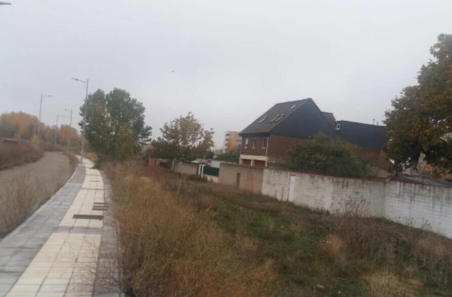 Terrain dans León, León à louer - Photo de l’immeuble – Image 3 sur 4