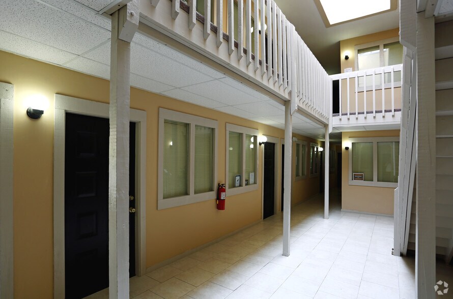 10617 Kettering Dr, Charlotte, NC à louer - Photo de l’immeuble – Image 3 sur 4