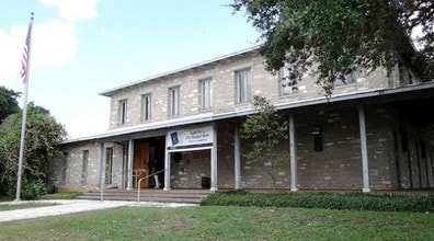 201 S Avenue G, Johnson City, TX à louer Photo de l’immeuble– Image 1 sur 1