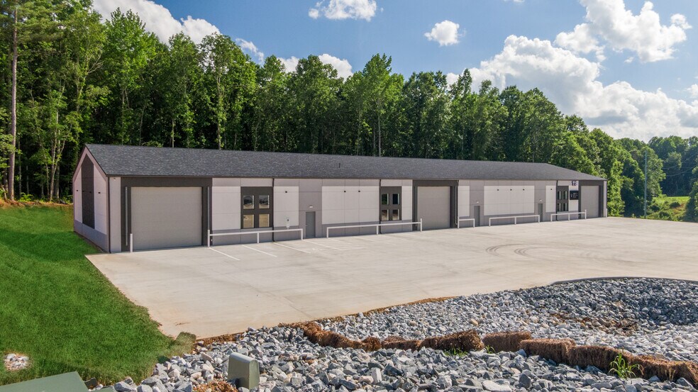 141 Innovation Dr, Statesville, NC à louer - Photo de l’immeuble – Image 2 sur 8
