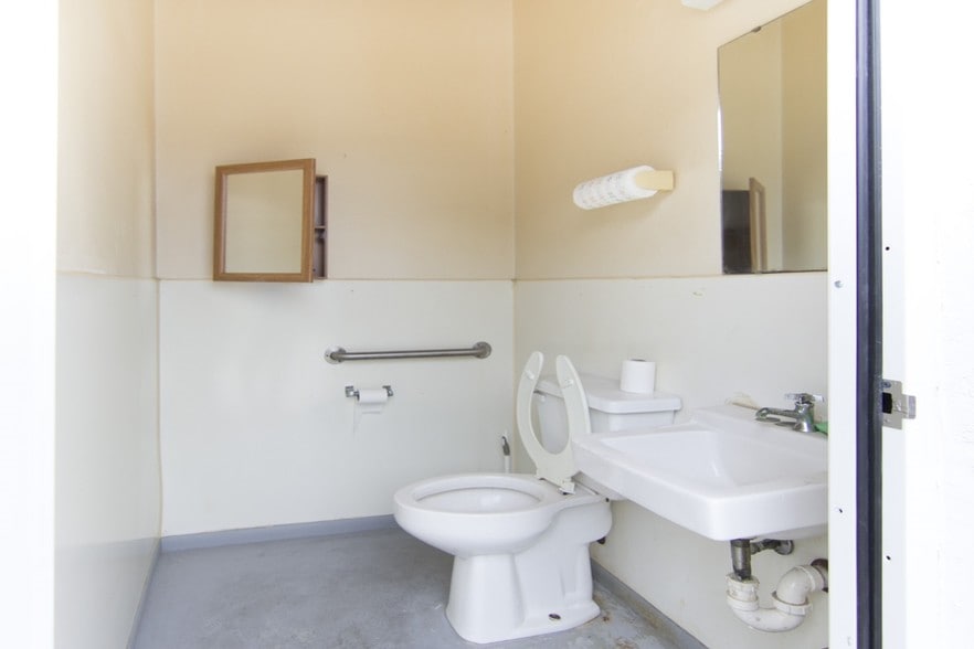 479 Interstate Ct, Sarasota, FL à vendre - Photo intérieure – Image 3 sur 37