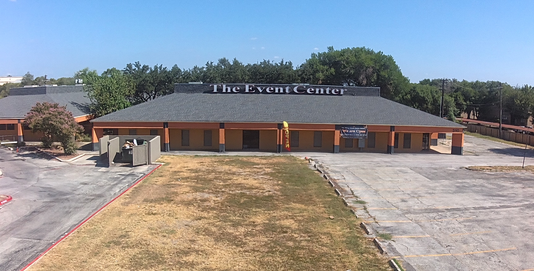 300 Kitty Hawk Rd, Universal City, TX à louer Photo de l’immeuble– Image 1 sur 6