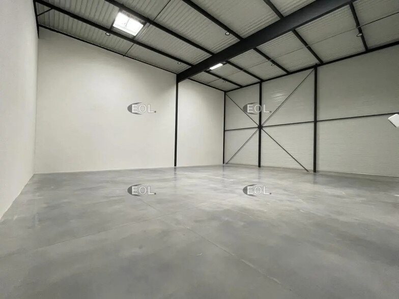 Local d’activités dans Osny à louer - Photo de l’immeuble – Image 3 sur 21