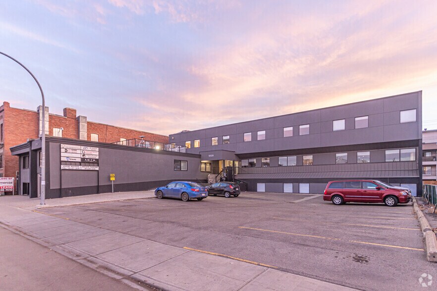 10509 81st Ave NW, Edmonton, AB à louer - Photo principale – Image 1 sur 5