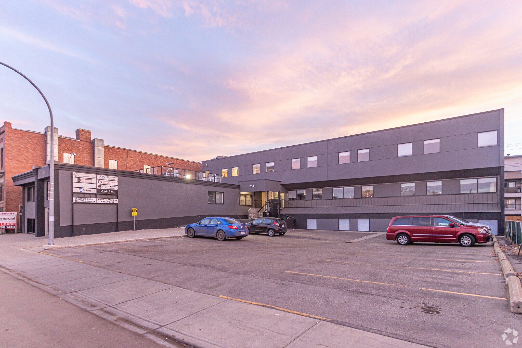 10509 81st Ave NW, Edmonton, AB à louer Photo principale– Image 1 sur 6
