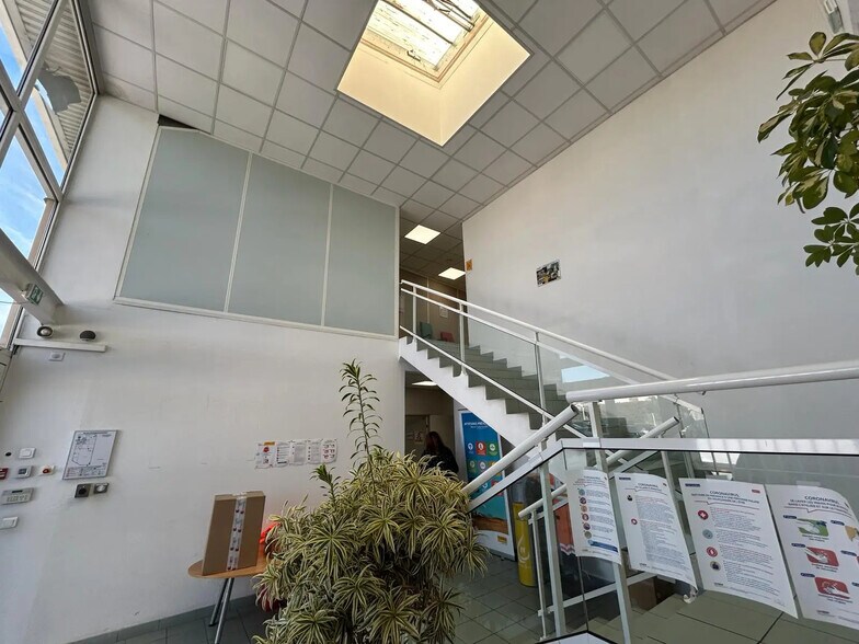 Bureau dans Marseille à vendre - Hall d’entrée – Image 3 sur 15