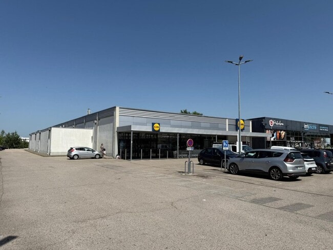Plus de détails pour Local commercial à louer