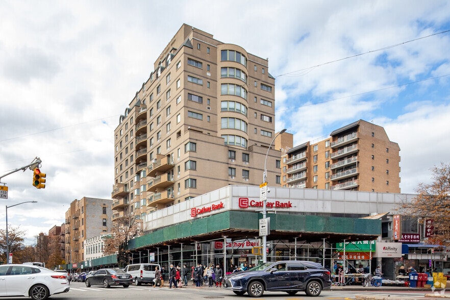 13347 Sanford Ave, Flushing, NY à vendre - Photo de l’immeuble – Image 2 sur 8