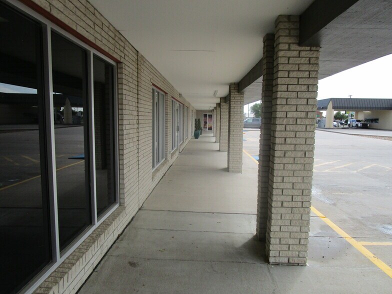 1514 Taylor Plz E, Garden City, KS à louer - Photo de l’immeuble – Image 2 sur 18