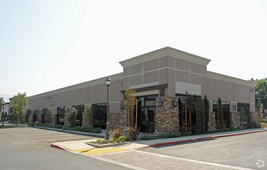 555 Queensland Cir, Corona, CA à louer - Photo principale – Image 1 sur 58