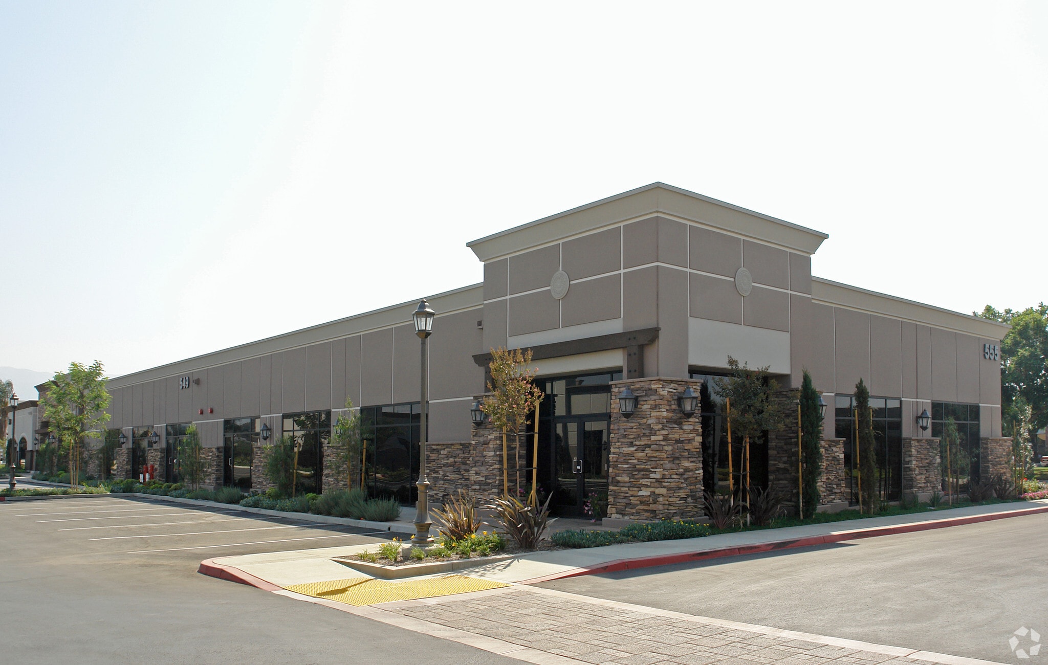 555 Queensland Cir, Corona, CA à louer Photo principale– Image 1 sur 59