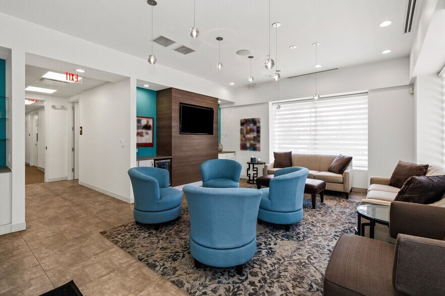 2300 Chestnut Ave, Glenview, IL à vendre - Photo de l’immeuble – Image 3 sur 13