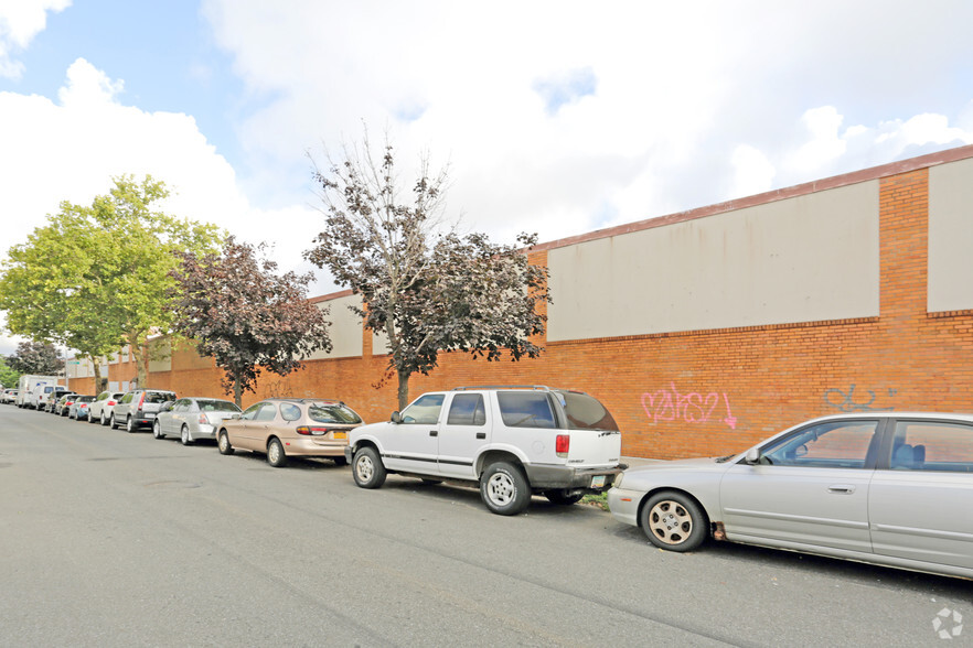 65-75 Traffic Ave, Ridgewood, NY à louer - Photo de l’immeuble – Image 3 sur 14