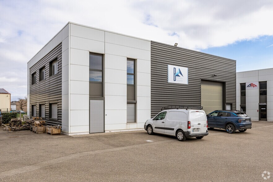 Local d’activités dans Chassieu à louer - Photo principale – Image 1 sur 2