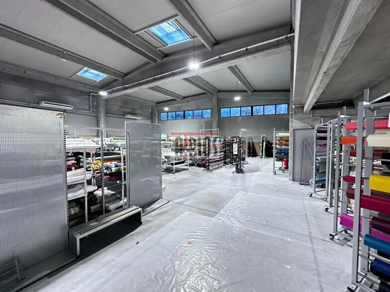 Local d'activités dans Hyères à vendre - Photo de l’immeuble – Image 2 sur 11