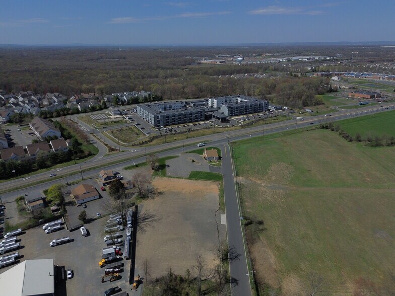 8 Quarry Ln, North Brunswick, NJ à louer - Autre – Image 2 sur 13