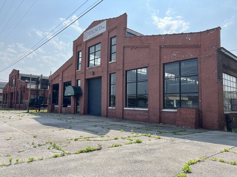 1809 & 1815 Commerce Rd, Louisville, KY portefeuille de 2 biens à vendre sur LoopNet.fr - Photo de l’immeuble – Image 1 sur 11